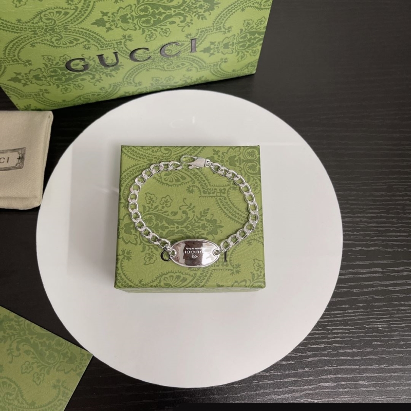 G*u*i bracelets
